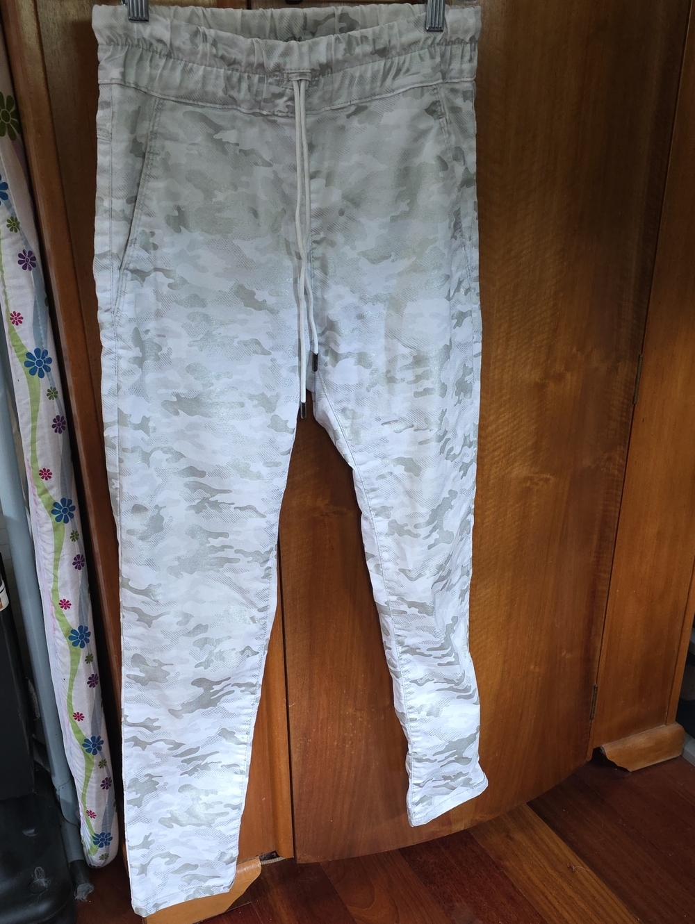 Bevy Flog Light Gray Camo Stretchy twill Jogger Pants Sz 25